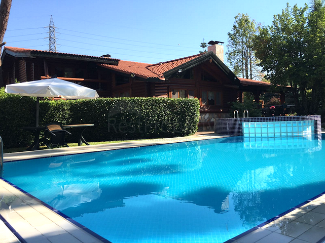 كوخ مصنوع من الخشب الطبيعي في أنطاليا في منطقة دوشمالتي