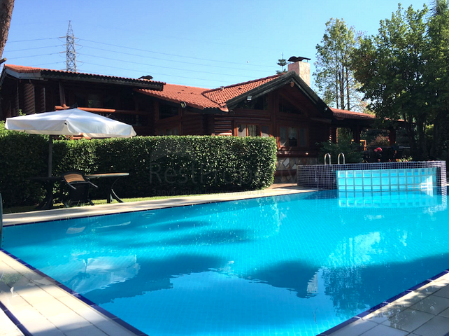 كوخ مصنوع من الخشب الطبيعي في أنطاليا في منطقة دوشمالتي