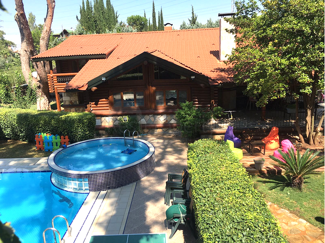 كوخ مصنوع من الخشب الطبيعي في أنطاليا في منطقة دوشمالتي