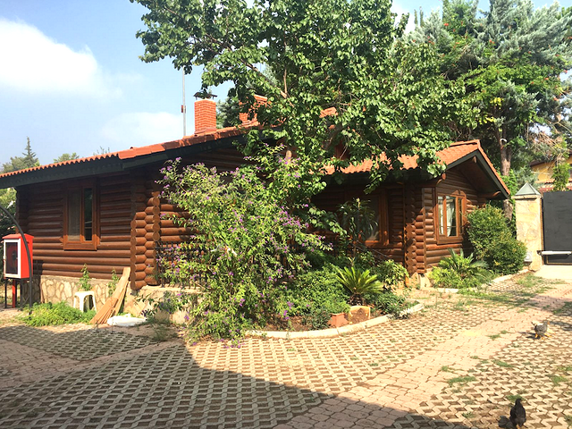 كوخ مصنوع من الخشب الطبيعي في أنطاليا في منطقة دوشمالتي