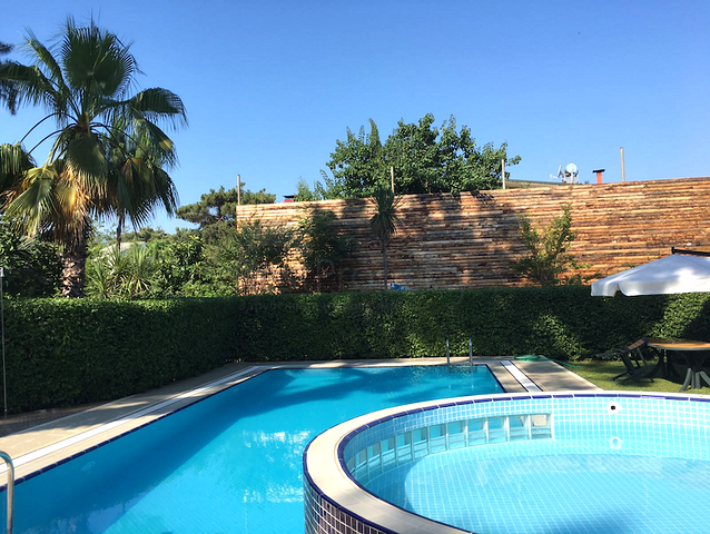 كوخ مصنوع من الخشب الطبيعي في أنطاليا في منطقة دوشمالتي