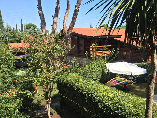 كوخ مصنوع من الخشب الطبيعي في أنطاليا في منطقة دوشمالتي