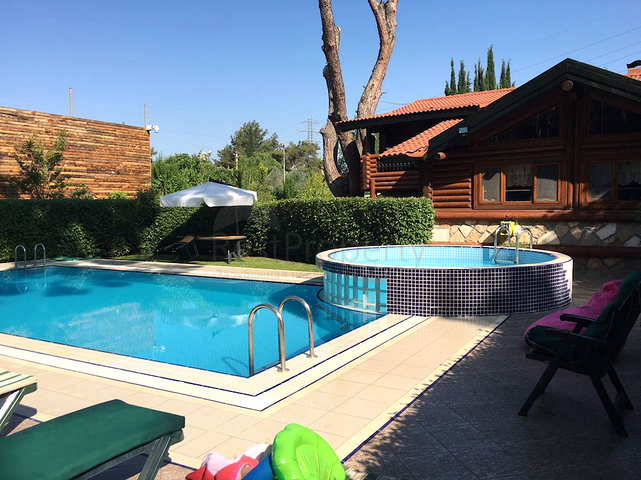 كوخ مصنوع من الخشب الطبيعي في أنطاليا في منطقة دوشمالتي