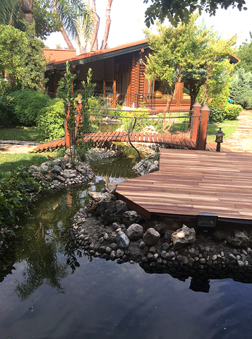 كوخ مصنوع من الخشب الطبيعي في أنطاليا في منطقة دوشمالتي