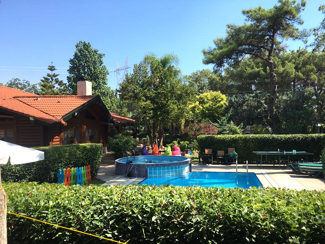 كوخ مصنوع من الخشب الطبيعي في أنطاليا في منطقة دوشمالتي