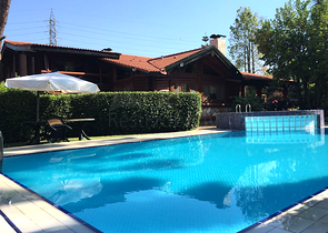 كوخ مصنوع من الخشب الطبيعي في أنطاليا في منطقة دوشمالتي