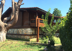 كوخ مصنوع من الخشب الطبيعي في أنطاليا في منطقة دوشمالتي