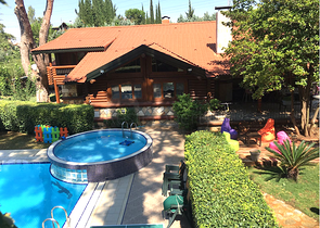 كوخ مصنوع من الخشب الطبيعي في أنطاليا في منطقة دوشمالتي