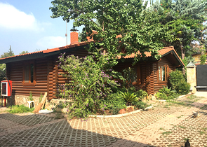 كوخ مصنوع من الخشب الطبيعي في أنطاليا في منطقة دوشمالتي