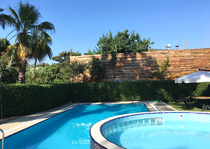 كوخ مصنوع من الخشب الطبيعي في أنطاليا في منطقة دوشمالتي