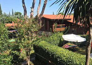 كوخ مصنوع من الخشب الطبيعي في أنطاليا في منطقة دوشمالتي