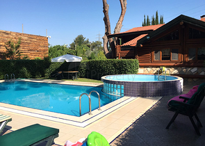 كوخ مصنوع من الخشب الطبيعي في أنطاليا في منطقة دوشمالتي