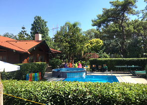 كوخ مصنوع من الخشب الطبيعي في أنطاليا في منطقة دوشمالتي