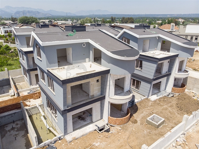 فلل 5 + 1 مع مسبح خاص في كونيالتي أنطاليا