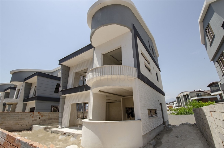 فلل 5 + 1 مع مسبح خاص في كونيالتي أنطاليا