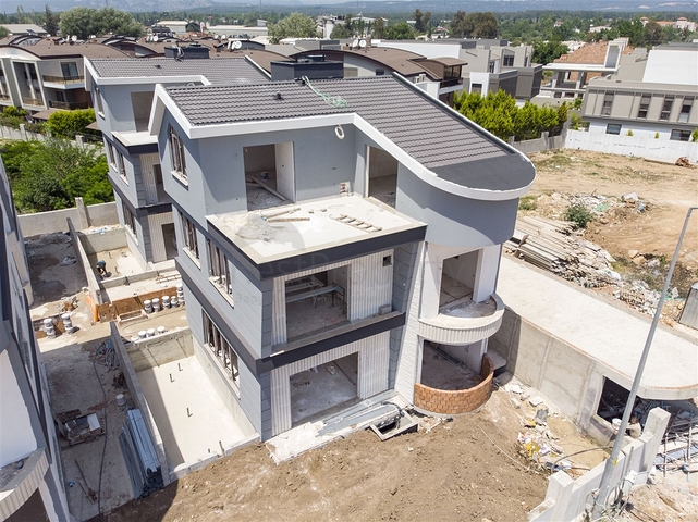 فلل 5 + 1 مع مسبح خاص في كونيالتي أنطاليا