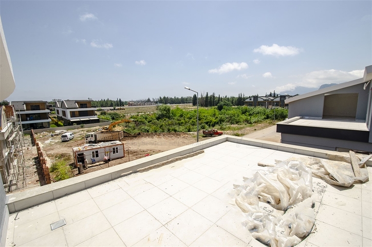 فلل 5 + 1 مع مسبح خاص في كونيالتي أنطاليا