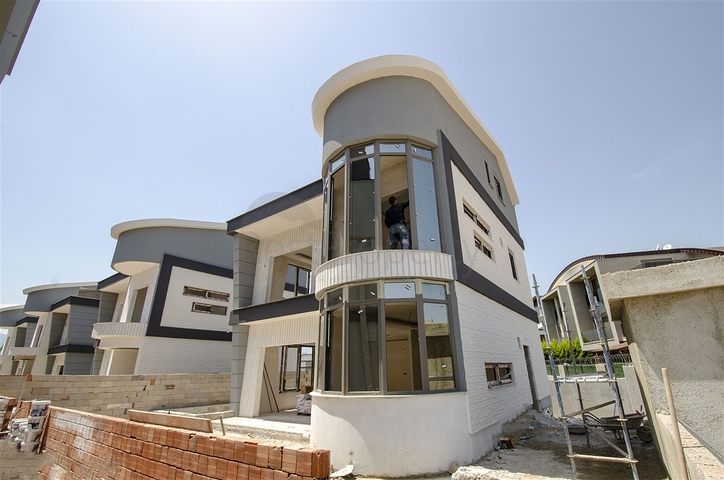 فلل 5 + 1 مع مسبح خاص في كونيالتي أنطاليا