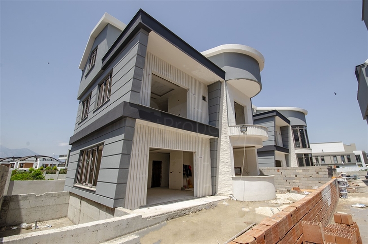 فلل 5 + 1 مع مسبح خاص في كونيالتي أنطاليا