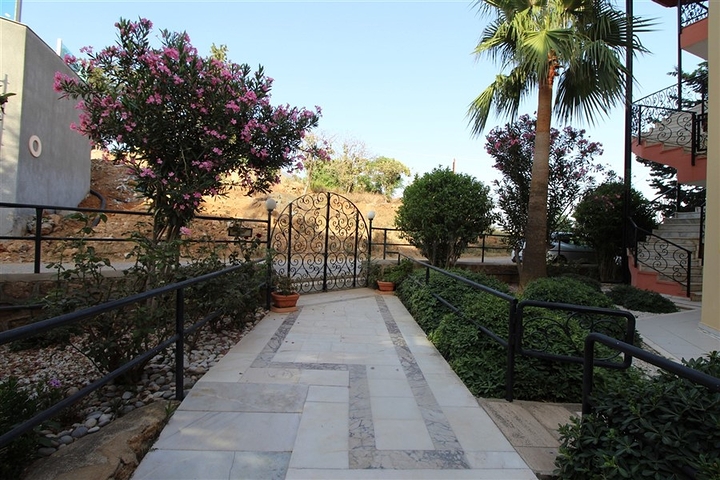 شقة بغرفة نوم وصالة ومساحة واسعة في الانيا / كاستل 