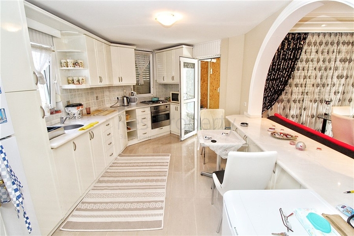 شقة بغرفة نوم وصالة ومساحة واسعة في الانيا / كاستل 