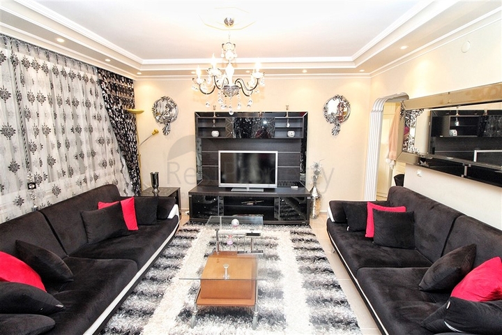 شقة بغرفة نوم وصالة ومساحة واسعة في الانيا / كاستل 