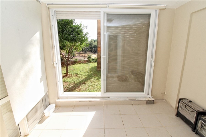 شقة بغرفة نوم وصالة ومساحة واسعة في الانيا / كاستل 