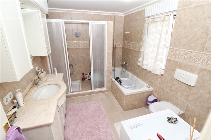 شقة بغرفة نوم وصالة ومساحة واسعة في الانيا / كاستل 