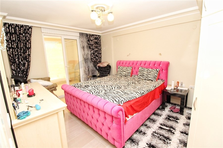 شقة بغرفة نوم وصالة ومساحة واسعة في الانيا / كاستل 