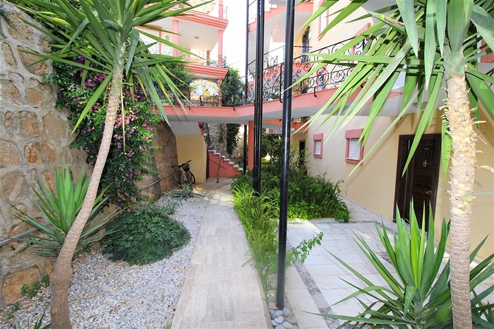 شقة بغرفة نوم وصالة ومساحة واسعة في الانيا / كاستل 