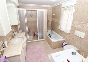 شقة بغرفة نوم وصالة ومساحة واسعة في الانيا / كاستل 