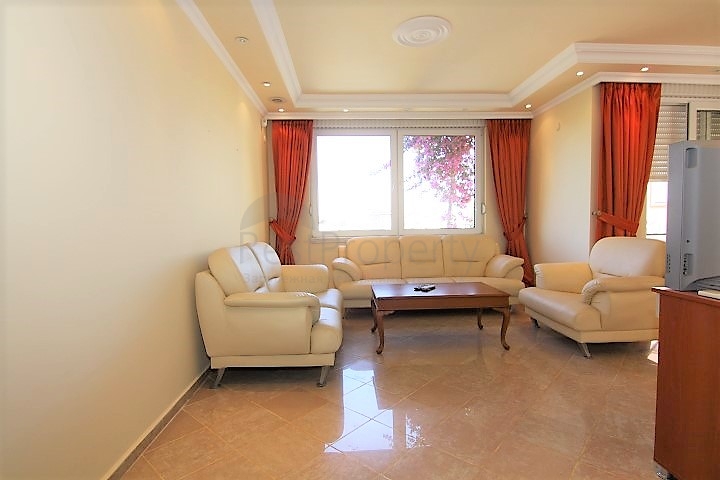 شقة بمساحة واسعة مؤثثة في الانيا / كاستل