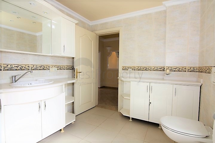 شقة بمساحة واسعة مؤثثة في الانيا / كاستل