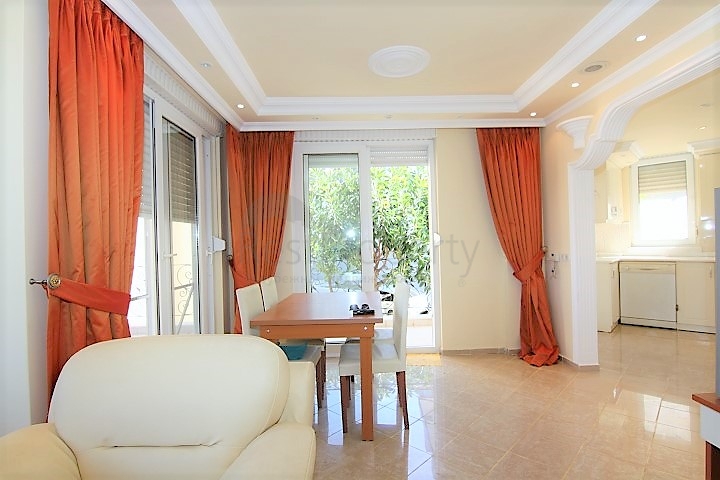 شقة بمساحة واسعة مؤثثة في الانيا / كاستل