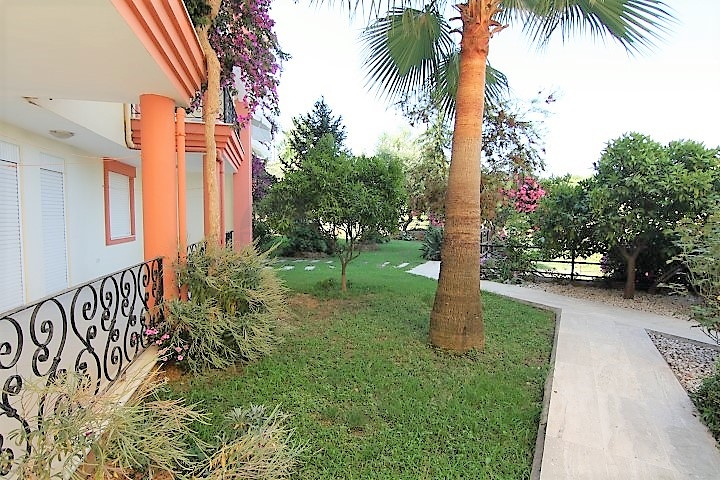 شقة بمساحة واسعة مؤثثة في الانيا / كاستل