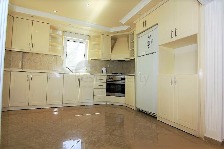 شقة بمساحة واسعة مؤثثة في الانيا / كاستل