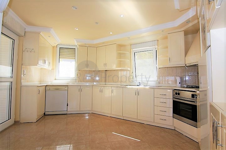 شقة بمساحة واسعة مؤثثة في الانيا / كاستل