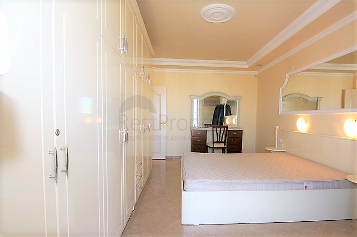 شقة بمساحة واسعة مؤثثة في الانيا / كاستل