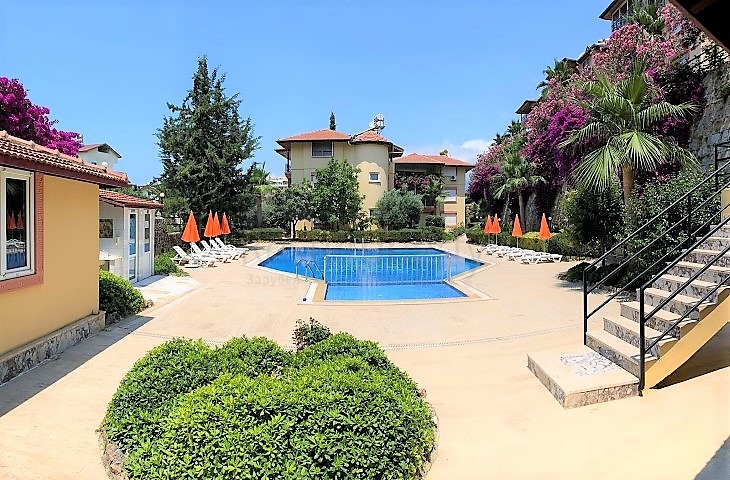 شقة بمساحة واسعة مؤثثة في الانيا / كاستل