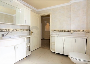 شقة بمساحة واسعة مؤثثة في الانيا / كاستل