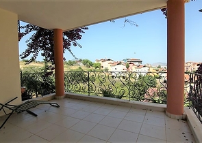 شقة بمساحة واسعة مؤثثة في الانيا / كاستل