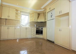 شقة بمساحة واسعة مؤثثة في الانيا / كاستل