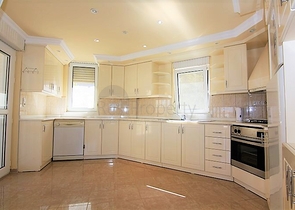 شقة بمساحة واسعة مؤثثة في الانيا / كاستل