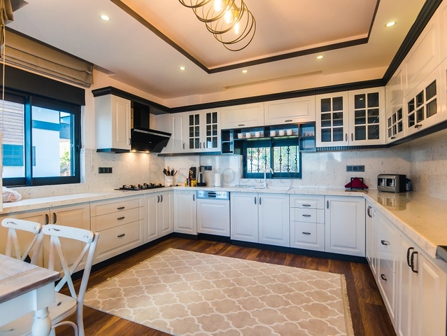 فيلات فاخرة في الانيا , كاستل باطلالات رائعة 