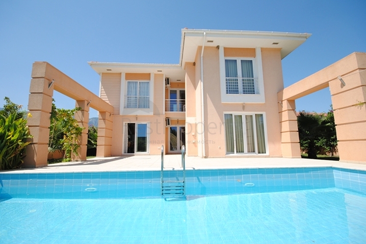 فيلا مع بركة سباحة خاصة للبيع في كيمير 