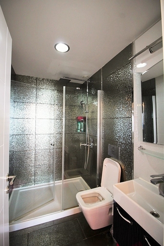 شقة غرفتين وصالة ضمن مجمع يضم خدمات مميزة في مدينة الانيا 