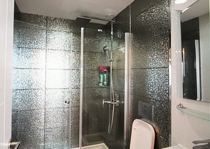 شقة غرفتين وصالة ضمن مجمع يضم خدمات مميزة في مدينة الانيا 