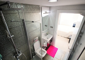 شقة غرفتين وصالة ضمن مجمع يضم خدمات مميزة في مدينة الانيا 