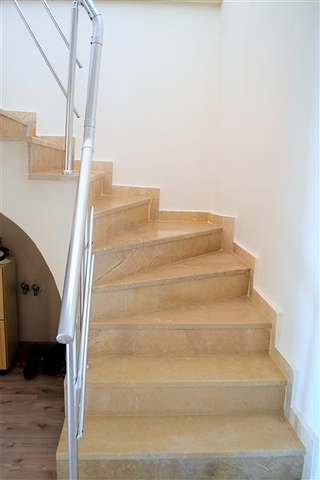 بسعر مخفض - دوبلكس للبيع باطلالة بحرية خلابة في الانيا 