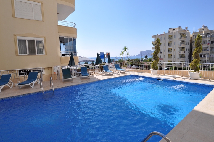 شقة غرفتين وصالة على البحر مباشرةً في الانيا 